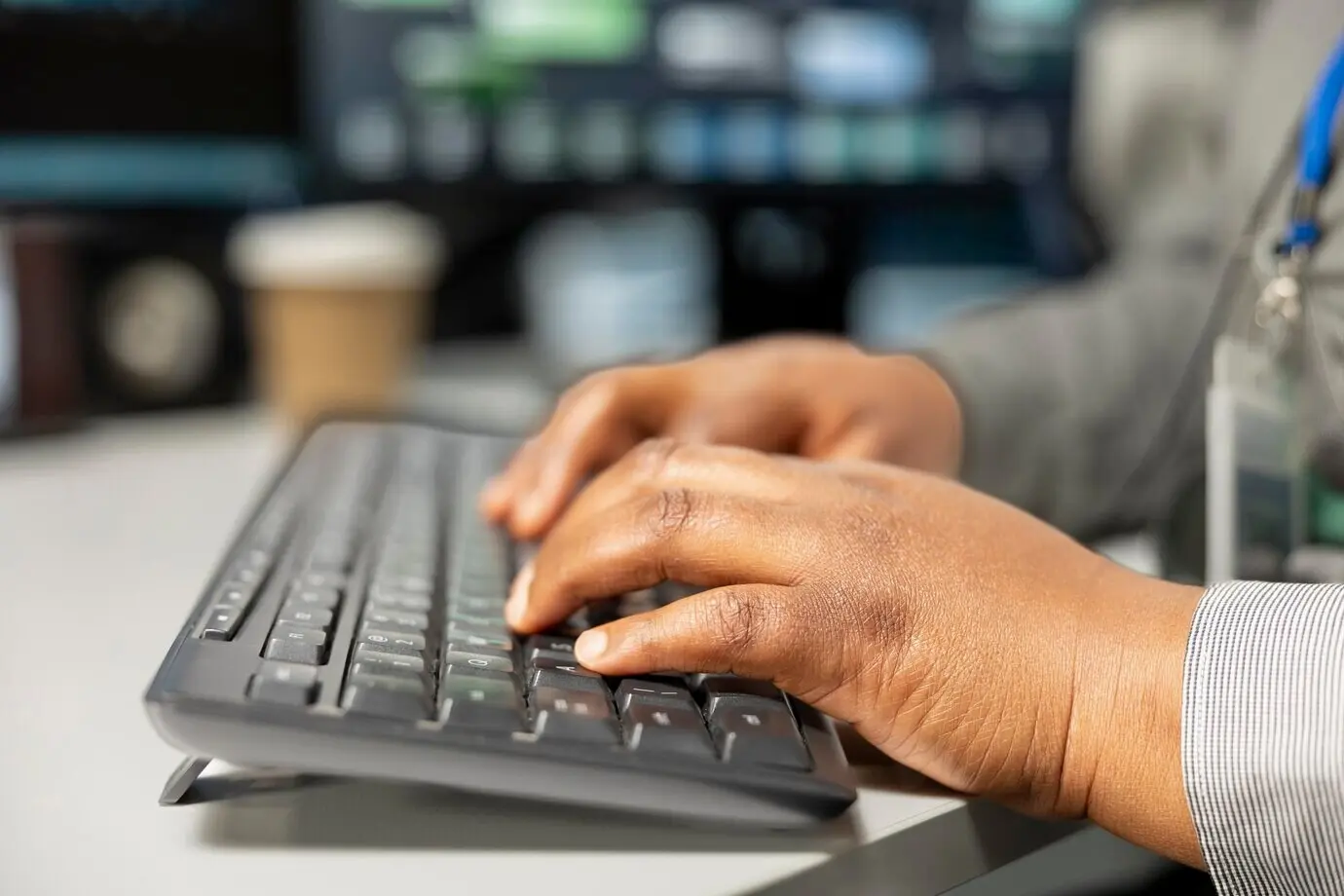 Крупный план разработчика программного обеспечения в серверной, выполняющего резервное копирование данных и печатающего на ПК.